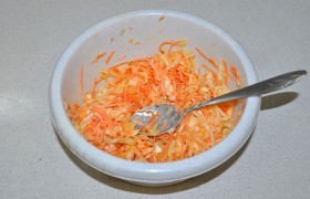 Выкладываем в миску, посыпаем остальным сахаром, добавляем 2-3 столовые ложки  майонеза  и перемешиваем. Не стоит класть слишком много майонеза - это не улучшит вкус салата. 