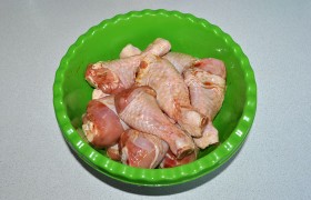 Смешиваем компоненты маринада, кладем в миску куриные ножки (промытые и обсушенные бумажным полотенцем), перемешиваем. Для маринования достаточно часа-полутора, но можем оставить и на 5-8 часов.