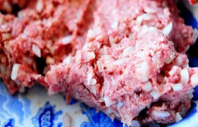 Мясной фарш - с мелко порубленной луковицей, овсяными хлопьями, свежим яйцом, красным и черным перцами, солью - вымешиваем до однородного состояния, хорошо  отбиваем  