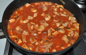 И томатного сока, которым мы заливаем овощи с мясом. Солим, приправляем смесью специй для мяса, сахаром. Накрываем и устанавливаем слабый огонь для медленного  тушения .