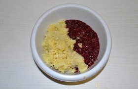 Картофель (вареный в мундире или без него) мелко натираем. Добавляем печенку, пропущенную через мясорубку вместе с луком, измельченный чеснок, панировочные сухари.