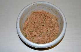 Для таких фрикаделек важно тонко перемолоть мясо, так что не менее 2 раз перемалываем его куски в мясорубке (поставив решетку с мелкими отверстиями), или добавочно измельчаем ручным блендером. Перемалываем вместе с мясом и лук, и овсяные хлопья  (или замоченный хлеб). Кладем горчицу, яйцо, мелко рубленную петрушку, немного молока или воды, перчим и солим, до однородности вымешиваем и  отбиваем .