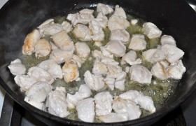 Растительное масло в тяжелой просторной сковороде  перекаливаем  (включив сильный огонь), кладем масло сливочное, лопаткой смешиваем, выкладываем кусочки мяса. Буквально 2-3 минуты помешиваем и переворачиваем, пока все стороны мясных кусочков станут белыми и начнет выделяться сок. Выкладываем в казан (толстостенную кастрюлю). 