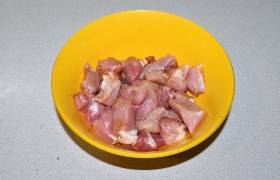 Мясо промываем и - всенепременно! - обсушиваем, что удобно сделать бумажным полотенцем. Нарезаем свинину небольшими кусочками, посыпаем перцем, перемешиваем.