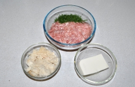 Ломтики батона поливаем молоком, немного, разминаем. Мясо перемалываем в фарш, добавляем зелень. Мелко рубим лук и мелко натираем брынзу, но их можно тоже пропустить через мясорубку.