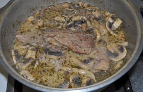 И тушим все вместе не менее получаса, не забыв досолить в самом конце.