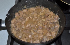 Готовое мясо выключаем, оставляем под крышкой на 6-7 минут и подаем.