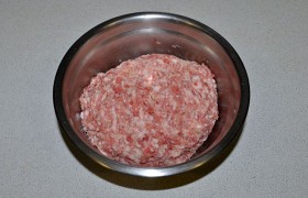 Добавляем в фарш мякоть батона с молоком, перец и соль, лук, вымешиваем до полной однородности. Если фарш слишком густ, добавляем молоко и вымешиваем еще раз. А вот теперь хорошенько  отбиваем , бросая в миску не меньше 15-20 раз. 