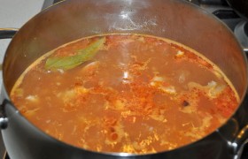 Выкладываем  заправку в кастрюлю, где уже почти сварились кусочки курицы и рис. Бросаем горошки перца, лавровый лист, довариваем харчо 3-5 минут под крышкой.