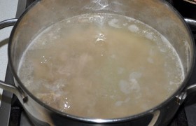 По всем правилам  варим бульон , положив в кастрюлю с 2,5-3 л воды мясо, по одной луковице и моркови, разрезанных на 3-4 части, горошины перца. Когда мясо почти сварено, вынимаем его, удаляем кости, нарезаем, возвращаем в кастрюлю. И кладем нарезанную картошку. 