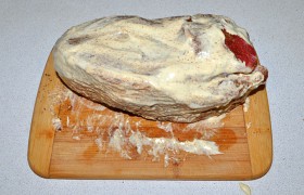 Горчицу смешиваем с  майонезом  и обмазываем мясо.