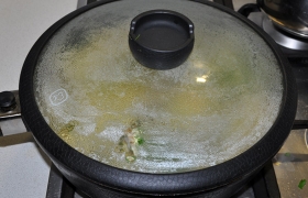  И оставляем мясо под крышкой на 3-4 минуты до подачи