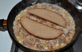и этой стороной кладем на мясо. Накрываем сковороду и снижаем огонь до такого, чтобы блюдо тихо, почти незаметно  кипело. Говядина тушится до полной мягкости, 1,5-2 часа. В конце добавляем измельченный чеснок. Получаем вкуснейшее мясо с вкуснейшей подливкой.