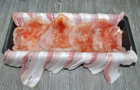 Теперь выкладываем половинки куриного филе.