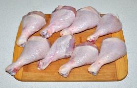 Куриные голени промываем. И очень хорошо подсушиваем сложенными бумажными полотенцами. И еще даем подсохнуть на доске. Чем суше поверхность ножки, тем лучше будет держаться  панировка , тем более хрустящей будет корочка. Натираем солью и посыпаем перцем, а также специями, если мы их используем. 