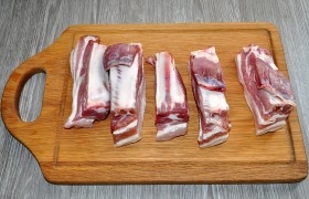 Нам попались крупные мясистые ребрышки, у вас они могут быть меньшего размера – на вкус это не влияет. Разделяем их.