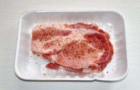 Купленные в мясном отделе нарезанные натуральные котлеты или нарезанные дома из куска карбонада (корейки) 3-4 ломтя мяса промываем, с особым усердием просушиваем бумажными полотенцами, хорошо  отбиваем , примерно до 8-9 мм, и натираем смесью перцев. 
