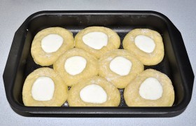 Смешиваем сметану с сахаром и заливаем в углубления в сырниках. 