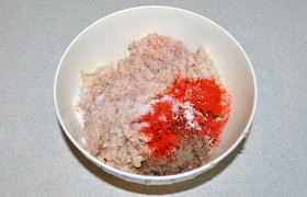 Посыпаем фарш паприкой и готовой приправой к мясу, солью и перцем, рубленой зеленью.