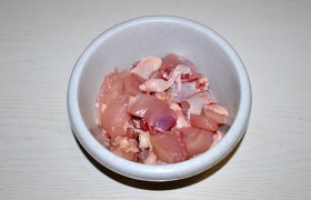 Разделываем курицу: ножки и бедрышки рубим на 2 части, крылышки делим по суставам, филе нарезаем поперек не мелкими кусками. В результате для блюда у нас остается примерно 0,9-1 кг, остальное – для бульона.