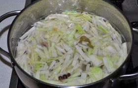 Из кастрюли вынимаем мясо, бульон процеживаем, мясо нарезаем. Когда бульон закипел снова – кладем картофель, следом – капусту, лавровые листья и перец. Варим 9-10 минут под крышкой.