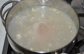 В кастрюлю с холодной водой (1,5-2 л) опускаем куски курицы, после закипания добавляем  нарезанную крупно морковь и корень петрушки или пастернака. Мясо  варится  до готовности мяса, 25-35 минут. 