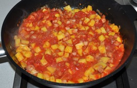 Помидоры из банки нарезаем кусочками, добавляем в сковороду вместе с соусом (или без него, это по желанию). Посыпаем по вкусу сахаром и заливаем немного горячего бульона. Даем минуту прокипеть – и перекладываем в кастрюлю для супа.