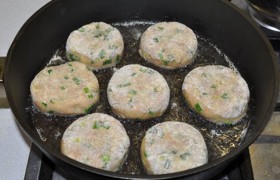 На средне-сильном огне раскаляем в сковороде масло, кладем котлеты, жарим 2-3 минуты до румяных корочек.