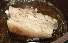 Во время процесса стоит пару раз перевернуть грудинку, чтобы мясо протушилось ровнее.
Через 2 часа извлекаем из мультиварки сочную, мягкую, вкусную грудинку и подаем с гарниром. Кожу срезаем (если только у вас не домашняя свинина с правильно обработанной кожей).