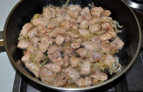 Добавляем мясо, не прекращая помешивать и переворачивать, обжариваем не дольше 3-4 минут, в конце посыпаем травами (Прованские можем заменить  Итальянскими  или иной приправой). Солим, перчим.