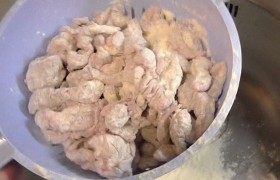 А чтобы освободить мясо от лишней муки, перекладываем в дуршлаг, трясем, чтобы мука высыпалась.
