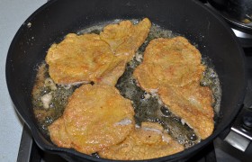 Масло для жарки должно быть  перекаленным , так что ставим сковороду с маслом на 4-5 минут на сильный огонь. И, не снижая огня, обжариваем отбивные с каждой стороны по 60-75 секунд.