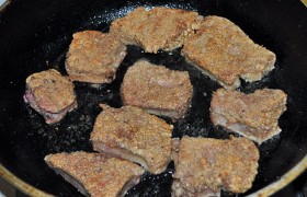 Растительное масло, 2-3 ст. ложки, наливаем в просторную толстодонную сковороду, 3-4 минуты, включив сильный огонь,  перекаливаем масло . И, выкладывая печень порциями, быстро обжариваем – по 50-60 секунд каждую сторону. 