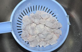 А лишнюю муку ссыпаем, выложив мясо в дуршлаг.