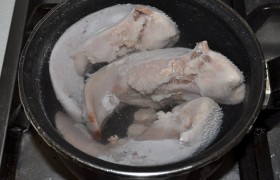 Полностью сваренные языки должны легко и мягко прокалываться двузубой вилкой для мяса или узким ножом.
Готовые языки тут же купаем недолго в холодной воде.