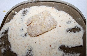... и  панируем  в сухарях. Вот сухари больше подойдут  свои , из перемолотых сухих ломтиков или кусочков белого батона (хлеба). О них мы точно знаем: здесь нет лишних добавок.
