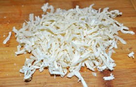 Кольца кальмаров превращаем в соломку.