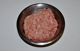В готовый фарш добавляем замоченные ломтики батона, соль, перец, приправу к фаршу, вымешиваем до однородности фарша. И обязательно раз 20 швыряем его в миску – то есть  отбиваем , что позволяет легко сформовать котлеты, и они не потеряют форму. 