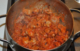 Если мы все делаем быстро, то мясо в кастрюле еще горячее. На конфорку с самым маленьким огнем ставим кастрюлю, не доводим до кипения, а только недолго перемешиваем мясо с соусом, пробуем на соль.