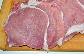 Действуем обычным для отбивных порядком: промываем мясо, бумажными полотенцами обсушиваем. Нарезаем (поперек мясных волокон) на ломти по 14-15 мм толщиной. Используя небольшой пакет, куда закладываем поочередно мясо, ровно  отбиваем  его с обеих сторон до 9-10 мм. 
