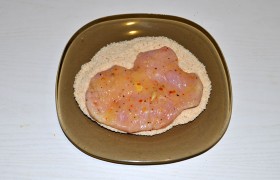  Панируем  отбивные в сухарях, обеспечивая плотную корочку. 