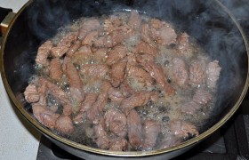 Когда масло в сковороде (2-3 ст. ложки), поставленной на сильный огонь,  перекалилось  – выкладываем половину говядины, разравниваем, 1-1,5 минуты обжаривается нижняя сторона. Перемешиваем и жарим мясные брусочки еще 2 минуты - до образования легких корочек. Вынимаем, обжариваем вторую половину говядины. 