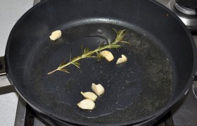 Сковороду ставим на огонь чуть больше среднего, разогреваем оливковое масло, добавляем  сливочное. Кладем чеснок и розмарин, подрумяниваем около минуты.