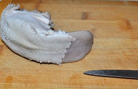 Быстро чистим их, срезая шершавую кожицу небольшим острым ножом.