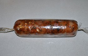 Поплотнее заворачиваем и завязываем края.