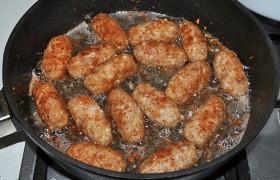 Ставим на сильный огонь сковороду с маслом. Когда оно раскалилось – быстро раскладываем котлетки, немного снижаем огонь. Жарим котлетки «пальчики» 9-10 минут, лопатками перекатывая их аккуратно по сковороде и регулируя огонь, если надо.