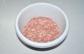 Когда мясо перемолото, добавляем к нему мелко нашинкованную луковицу, приправы, при желании – чеснок. Вымешиваем руками пару минут, хорошо  отбиваем  – 20-25 раз. Теперь фарш готов к формованию. 