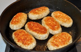 Для жарки сначала, поставив сковороду на сильный огонь, даем маслу  перекалиться  (3-4 минутки). Снижаем огонь почти до среднего, выкладываем котлеты. Примерно 2,5 минуты жарим одну сторону, когда низ хорошо подрумянился – переворачиваем, а через 2 минуты убираем огонь под сковородой до минимального, оставляем на нем котлеты еще на 5-6 минут. Этих 9-10 минут вполне достаточно, чтобы котлеты полностью проготовились.