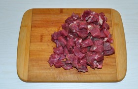Начинаем с мяса – промываем, высушиваем поверхность, используя бумажные полотенца, нарезаем достаточно мелким кубиком.