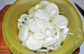 До разделки мяса нарезаем лук кольцами, складываем в посуду, посыпаем солью и разминаем руками. Это нужно для того, чтобы лук дал обильный сок. 